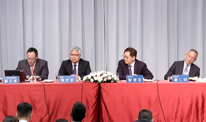 台积电(TSMC)16日举行了2019年第四季的法人说明会。而此场法说会,也是台积电新阵容的首次登台,包含新任的企业讯息处处长苏志凯(左1),以及第二次登台的财务长暨发言人黄仁昭(右1)。