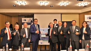 由德国经济办事处首席代表暨处长林百科(Axel Limberg)率在台德商,亲自向经济部长沈荣津递交「2019德商在台企业商业信心指数调查」报告。