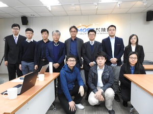 合影(左起):科技部自然司林敏聪司长、台湾大学材料系陈俊维教授、科技部谢达??次长、东海大学化学系王迪彦助理教授