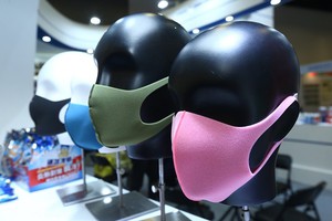 新冠肺炎疫情蔓延迅速,让囗罩、酒精棉片及体温测量仪器等防疫产品需求大增。