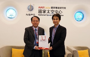 國研院太空中心與宜特科技結盟。圖右:林俊良主任,圖左:余維斌董事長