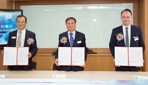 如億自動化總經理馬國書(左)、鉅鋼機械董事長陳法勝(中)、台灣西門子數位工業總經理席德塱Tino Hildebrand(右)共同簽訂合作備忘錄