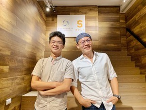 微電集團董事長王愍迪與索拉能源執行長陳耀鑫分享太陽能產業的全新運行模式,整合了「電流、金流、資訊流」三位一體的完整服務。(source:微電集團)