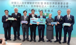 国研院与慈济四大志业签订合作备忘录双方代表签约人合照(摄影 / 陈复霞)