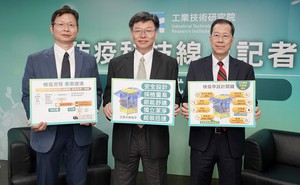 (圖左至右)工研院生醫所所長林啟萬、工研院副院長彭裕民,以及工研院綠能所所長王人謙解析正壓式亭檢疫亭的特色。(source:ITRI)
