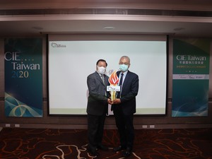 图为工研院??院长暨台湾照明委员会新任会长张培仁(右)、工研院协理段家瑞合影。(source:ITRI)