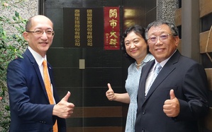 佳世達醫療艦隊再添新成員國韶實業,左起為佳世達旗下的明基透析總經理兼國韶實業董事長黃士修、原國韶董事長宋惠玲、國韶總經理林育民。