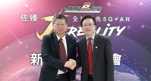 圖左為佐臻公司董事長梁文隆與中華電信學院院長簡志誠博士合影。(攝影 / 陳復霞)