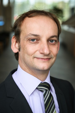 英飛凌汽車電子營運部副總裁暨汽車電子事業部董事Thomas Kaufmann表示:「我們很榮幸能獲頒DENSO的兩座獎項,這是對我們全球性優質服務文化的一種肯定。」