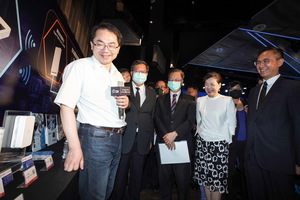 思科大中华区资深??总裁暨思科台湾总经理陈志惟(右一)、经济部部长王美花(右二)等共同叁观资通讯台厂夥伴展示区