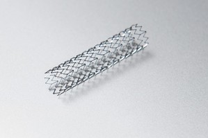 圖為運用鎳鈦合金製作的支架。鎳鈦合金因具有超彈性、形狀記憶的特性,且具有良好的生物相容性,可應用在醫療、工業、民生等產業。