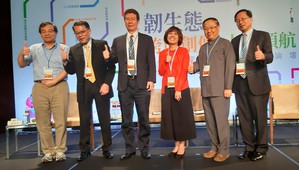工研院《韧生态:跨域创价 人才领航》专刊发表会举办跨域创新论坛,座谈会专家合影。(摄影/陈复霞)