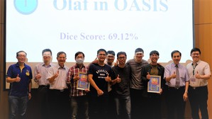 由左至右QNAP產品開發處副總經理、台大蕭輔仁醫師、台大賴飛羆教授、得獎隊伍。右二為MAHC傅立成主任,右一為MAHC曾柏元執行長