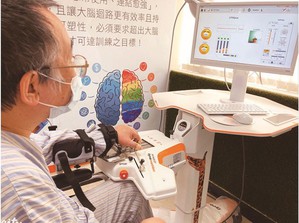 北醫復健部導入奧地利莫札特手部精細動作訓練機器手臂AMADEO,可以透過個案手部的狀況制定個別化訓練課程。