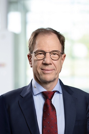 英飞凌执行长Reinhard Ploss博士表示,英飞凌第四季表现亮眼,且对新会计年度的展??谨慎乐观,透过结合强化的团队以及更广泛的技术及产品组合,已充分准备应对未来的挑战。