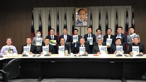 日前（11日）SEMI太阳光电公共政策倡议委员会号召二大光电产业公协会携手共同拜会行政院沈荣津??院长，并递交SEMI《太阳光电公共政策建言书》