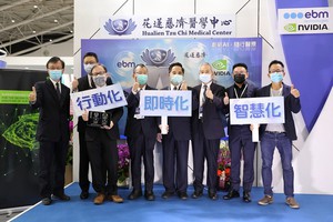 花蓮慈濟醫院林欣榮院長(右一)、EBM 商之器台灣區策略長陳迪智(右)、NVIDIA 業務協理蕭怡祺(中),代表三方合作,完成醫療 AI 結合臨床醫療在花蓮慈院實踐應用。