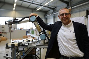 Universal Robots宣布其协作型机器人的销售量已达到5万台里程碑,Universal Robots总裁Jurgen von Hollen亲临现场交付以见证此重要使命。
