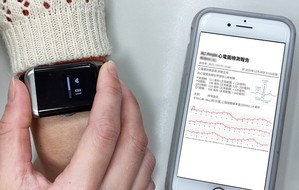 穿戴心電圖記錄器手錶時,只要是Android 及iOS 雙平台用戶皆可下載相對應的APP。(source:麗臺科技)