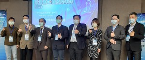 【台灣遠距醫療的未來】研討會與會講者及專家合影,台北醫學大學醫療資訊學院特聘教授李友專(右四)、台灣遠距健康照護服務產業協會理事長陳恒順(左三)。(攝影/陳復霞)