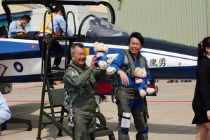 漢翔公司董事長胡開宏為證明勇鷹機性能符合空軍需求,進入後座與前座試飛官管延年同乘飛行共40分鐘