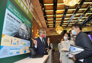 中華電信行動通信分公司產品行銷經理周憲輝(左)向台北市政府副市長黃珊珊(中)介紹中華電信智慧空中(無人機)巡檢特色。