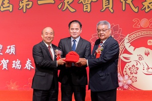 台湾机械工业同业公会今(25)日召开第二十九届第一次会员代表大会,并选出新旧任理事长柯拔希(左)、魏灿文(右),後者并提出五大重点工作方向。