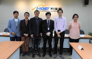 成大物理系暨前沿量子科技研究中心张景皓助理教授及陈则铭教授组成的研究团队,成功开发出利用蚀刻技术来调控原子排列的技术,成果已於今(2021)年2月刊登於《自然电子》。