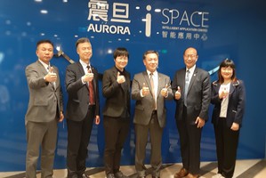震旦集團總經理廖慶章(左一)、總經理馬志賢(左二)、震旦辦公設備簡志遠資深總監(中)、北市仁愛國中校長曾文龍(右二)等合影。(攝影/陳復霞)