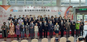 ATLife2021台灣輔具暨長期照護大展開幕典禮暨【台灣智慧樂齡照護創新科技產業大聯盟】成立儀式,與會貴賓合影。(攝影/陳復霞)