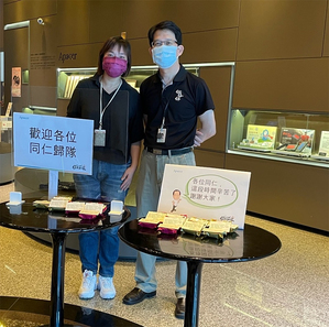 复班首日,总经理张家騉在一楼大厅欢迎同仁
