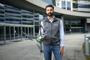 高通飛行 RB5 5G平台能夠使無人機製造商能加速開發並擴大規模,推出專用的企業和工業5G無人機。圖為Dev Singh手持高通飛行RB5 5G平台參考設計。