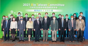 行政院生技產業策略諮議委員會議(Bio Taiwan Committee, BTC)今年)日採行線上線下同步舉行,圖為與會人士合影。