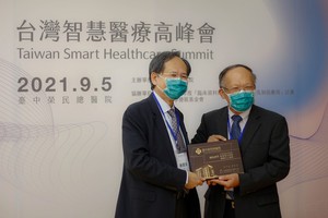 台中荣民总医院与筑波医电公司举行合作备忘录签约仪式,由台中荣民总医院院长陈适安、筑波医电董事长许深福代表。