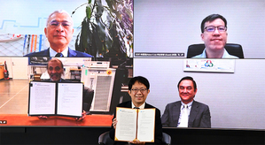 經濟部技術處科技專家林顯易(右上)、工研院副院長張培仁(左上),工研院電光系統所所長吳志毅(前排)與美國加州大學洛杉磯分校教授Subramanian S. Iyer(左下)簽署合作備忘錄。