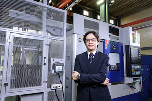 凱柏精密機械副總經理蔡宗男與施耐德電機合作開發車銑複合機,打造數位化獨立生產線