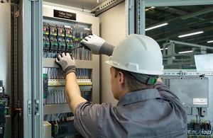 施耐德電機在台推出全新TeSys Deca Series馬達啟動器,以更安全、更穩定的馬達控制效能,輔助接點從5 mA升級到1 mA,在各種應用情境都具備高度可靠性。