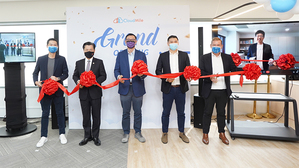 台灣新創「 CloudMile 萬里雲」本新加坡新總部辦公室據點正式啟用,進行剪綵儀式。
