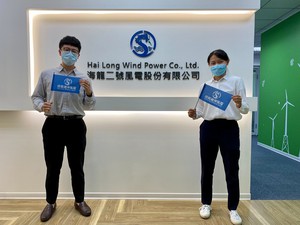 中山大學今年與海龍合作實習計畫,在金屬中心協助下,海工系簡宜潔(右)及張鉦和獲得暑期實習機會,實際參與風場開發階段各項工作。