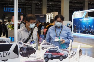 圖為高精地圖中心主任江凱偉教授(右)於E-MOBILITY展現場解說