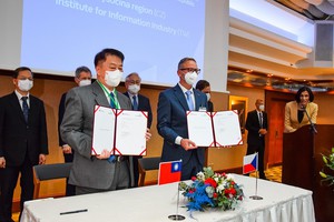 資策會與捷克維索基納(Vyso?ina)日前簽署關於網路資安的合作備忘錄,圖為資策會執行長卓政宏(左)及捷克維索基納省省長Vitezslav Schrek(右)合影。