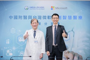 中國附醫導入Microsoft Azure平台運用AI及大數據轉型智慧醫療服務。圖為中國醫藥大學附設醫院院長周德陽(左)和台灣微軟公共業務事業群總經理潘先國。