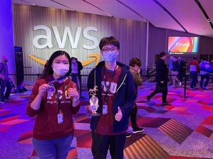 逢甲大學雲創學院培訓選手陳軒立於AWS GameDay: Quests Game奪冠,圖為陳軒立與李舒媺規劃師於AWS reInvent 2021大會美國現場合影。