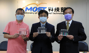 左起:成功大学化学工程学系黄耀辉教授、科技部工程司李志鹏司长、中兴大学环境工程系卢明俊特聘教授