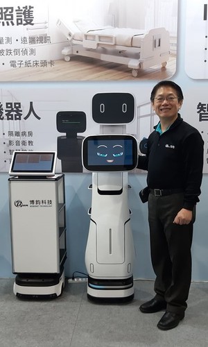 博鈞科技總經理葉煥昌說明,博鈞第二代AI機器人採用模組化架構,可以因應實際需求客製化來擴增用途及實用性。(攝影/陳復霞)