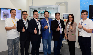CLPA事務局長陳重光(中),偕同研華、MOXA、3M和上元電機等產業夥伴,展示CC-Link IE工業通訊應用。