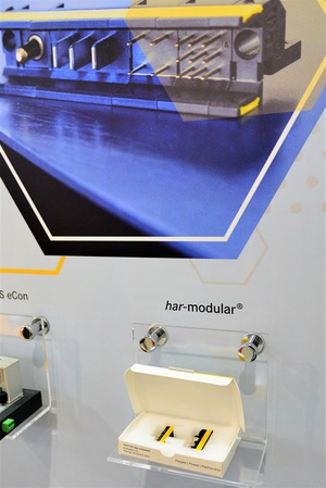 這次浩亭展示的har-modular連接器模組,便特別適用於電路板(PCB)產業全面應用的新型模組化連接解決方案,為客戶提供了10億種數據、信號和電源組合的可能性,以提升其靈活性、可靠度與更快速度。