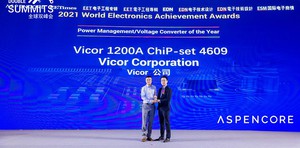 Vicor中国技术支援中心总监倪进领取电源管理/电压转换器类别的年度最具创新产品奖,Vicor1200A 横向供电解决方案赢得了该奖项。