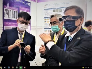 群創光電總經理楊柱祥參觀佐臻光電展攤位,期望藉之「洞見」元宇宙世界。