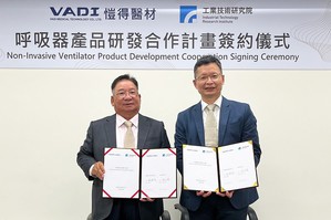 经济部技术处促成工研院与恺得医材(VADI)签订呼吸器产品研发合作合约。图左为恺得医材董事长黄朝枝,右为工研院生医所所长林启万。